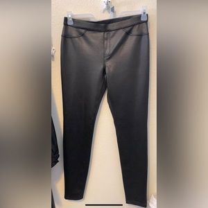 Like new Hue leatherette leggings Sz M